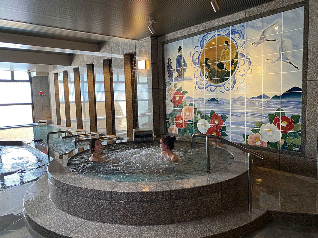 画像：大浴場（バイブラバス、陶板壁画）